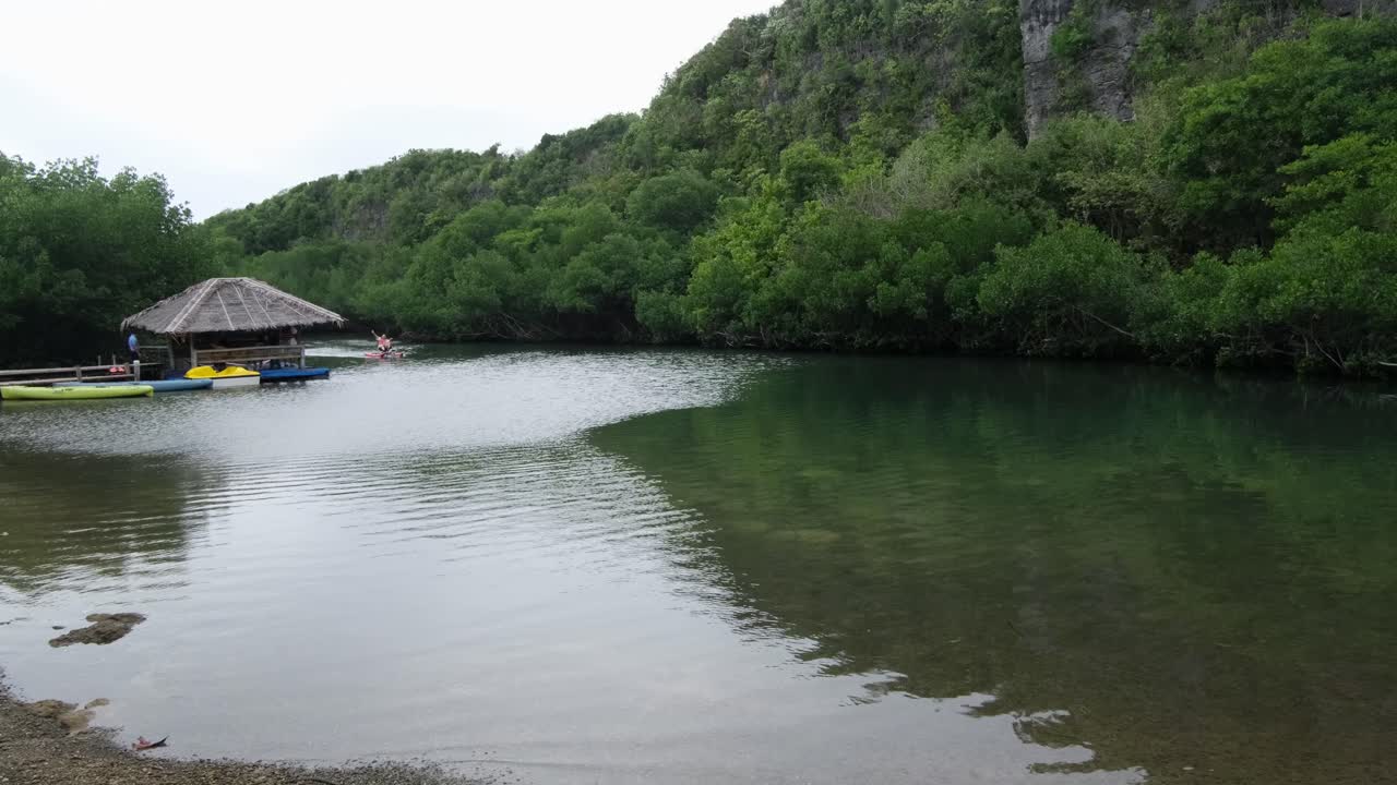 laguna de agua clara rodeada de exuberante vegetación perfecta para hacer kayak en la isla de sumilon, cebu, filipinas