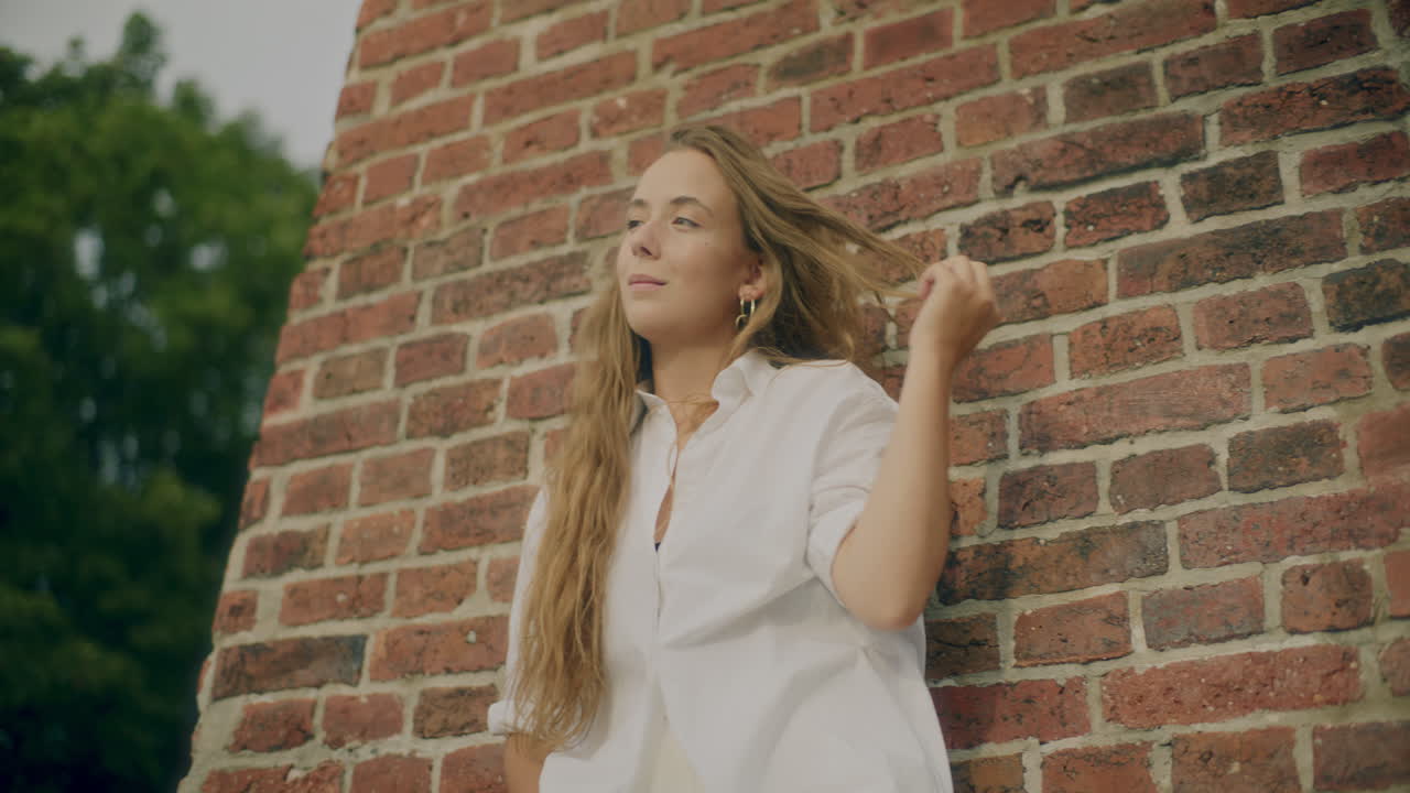 retrato de una mujer contemplativa y reflexiva