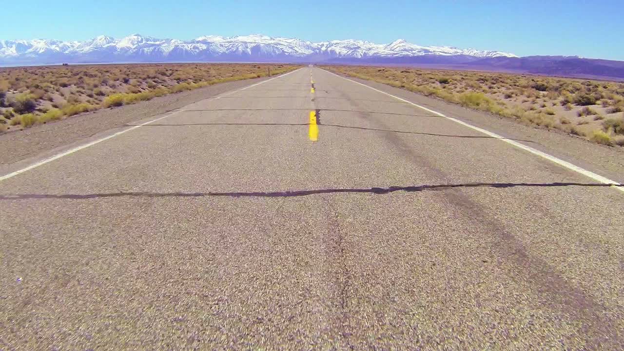 빠르게 운전하는 사막 도로를 따라 pov 샷 1