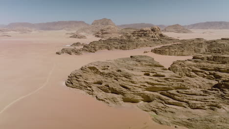 Panorama-De-Cadenas-Montañosas-En-El-Desierto-De-Wadi-Rum-En-Jordania,-Oriente-Medio