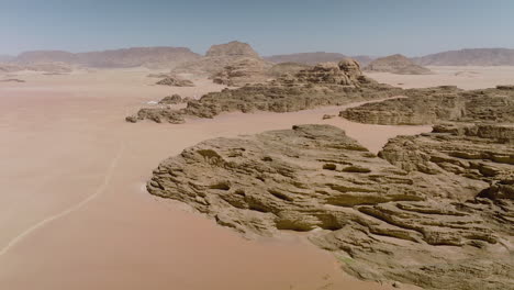 panorama de cadenas montañosas en el desierto de wadi rum en jordania, oriente medio
