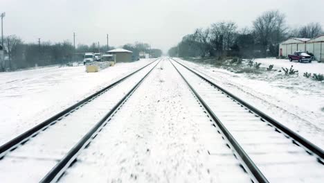 paseo fantasma en la vía del tren de nevadas