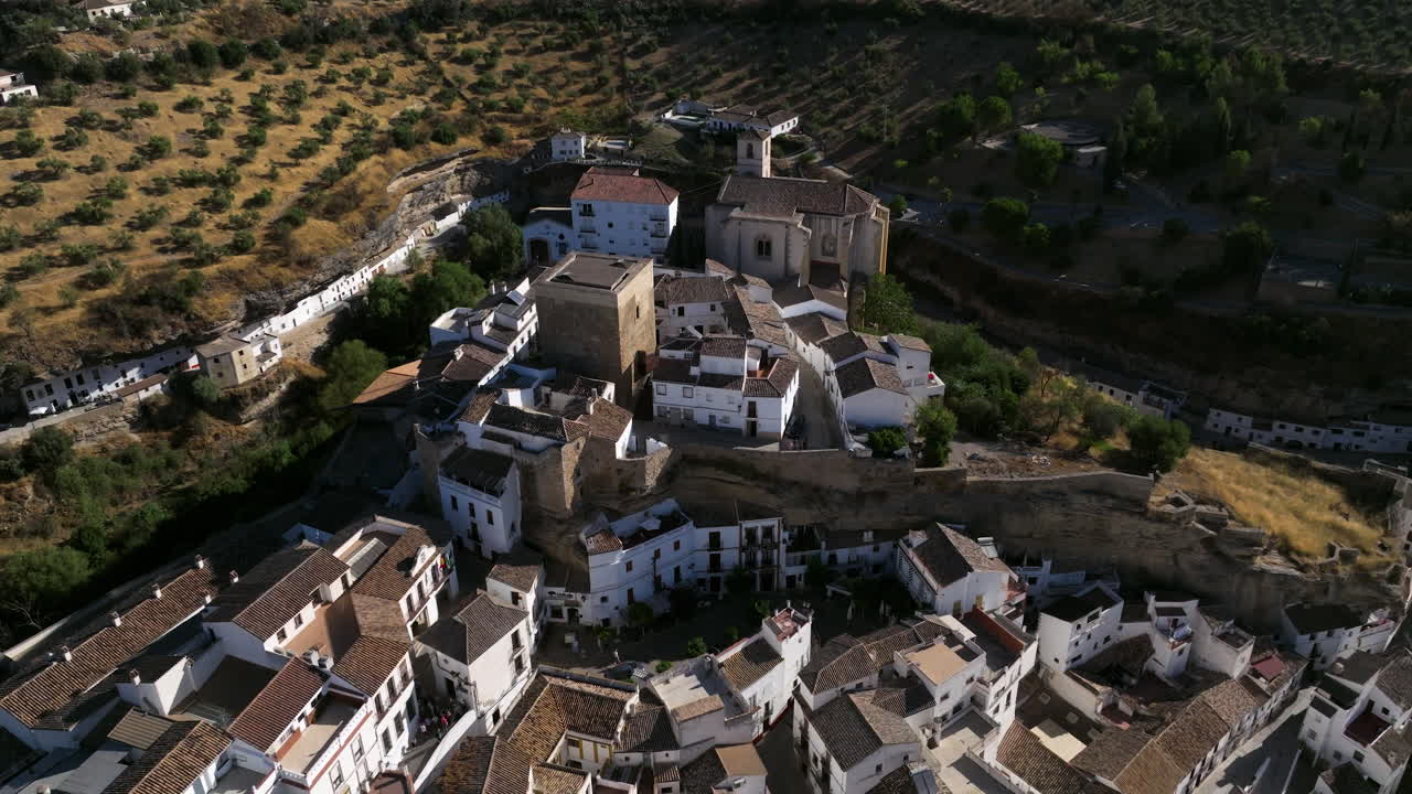 Vista aerea su Setenil de las Bodegas a Cadice, Andalusia, Spagna - ripresa con drone