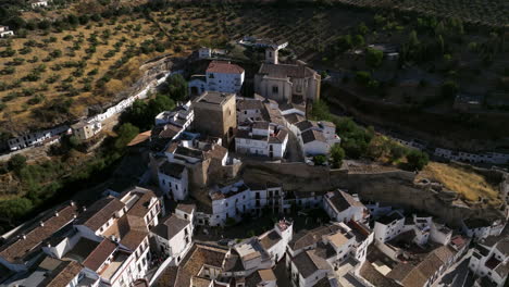 Vista-Aérea-De-Setenil-De-Las-Bodegas-En-Cádiz,-Andalucía,-España---Disparo-De-Drones