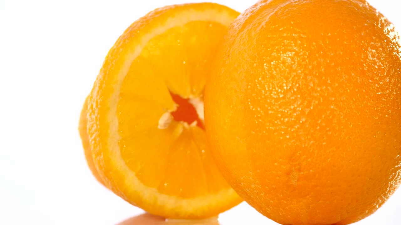 con la mitad de naranja aislada en el fondo blanco