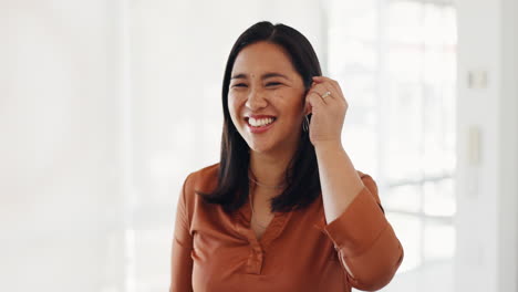 Business-woman,-face-or-peace-sign-in-modern