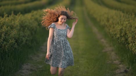 Bella-Chica-Con-Un-Vestido-Suelto-Corre-Descalza-Por-El-Campo