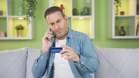 hombre dando información de tarjeta de crédito en el teléfono.