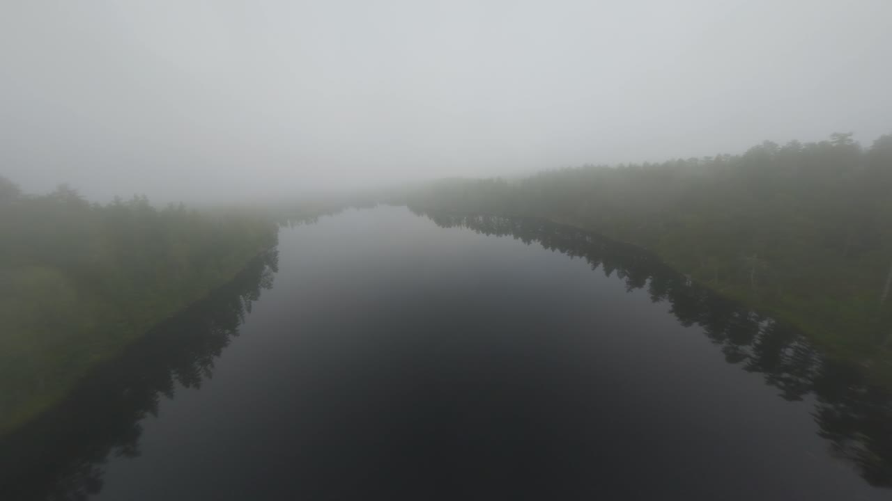 스웨덴  ⁇ 스-에드 에 있는  ⁇ 이프 호수 위 에 드론 비행