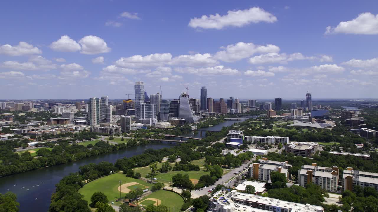 볼딘 크릭 지구와 미국 오스틴의 도시 경관이 내려다보이는 공중 전망 - 추적, 드론 샷