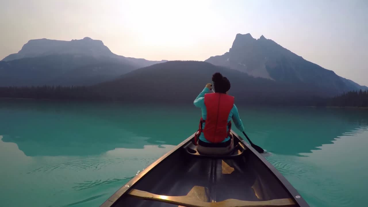 Man travelling on boat in lake 4k