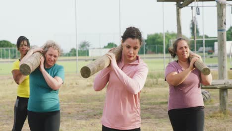 amigas disfrutando de hacer ejercicio en el campamento de entrenamiento juntas