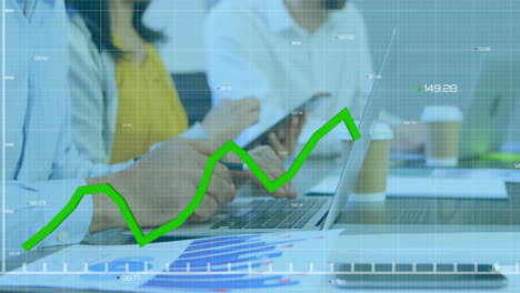 animación de gráficos y números cambiantes sobre diversos compañeros de trabajo que preparan informes en la oficina