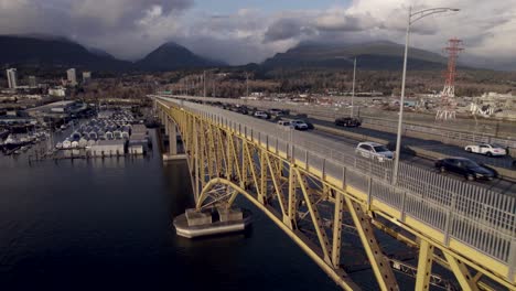 Puente-Conmemorativo-De-Los-Herreros-Con-Paisaje-Montañoso-En-El-Fondo,-Vancouver-En-Canadá