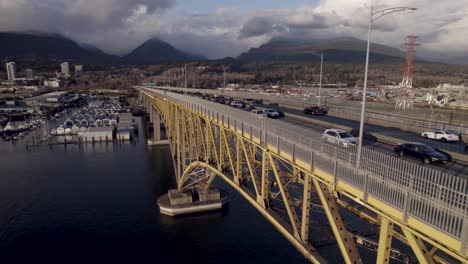 puente conmemorativo de los herreros con paisaje montañoso en el fondo, vancouver en canadá