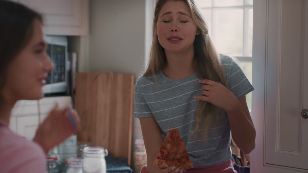 십대 소녀 들 이 부 ⁇  에서 피자를 먹고 즐겁게 함께 채팅 하고 소문 을 나누고 친구 들 과 어울리며 집 에서 휴식을 즐기고 있다