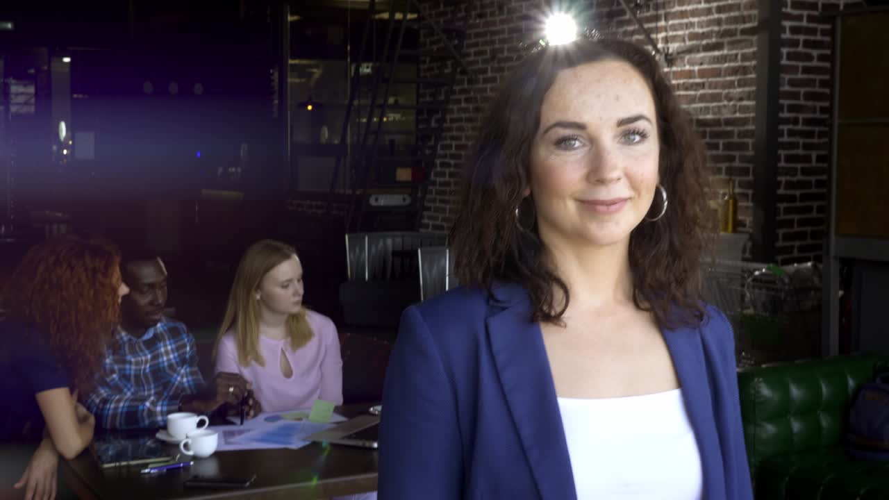 concepto de negocios, startups y personas - equipo creativo feliz con computadoras y carpetas discutiendo proyectos en un espacio compartido en el loft.