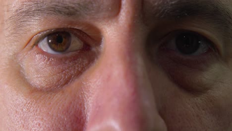 cerca de los ojos y la nariz de un hombre