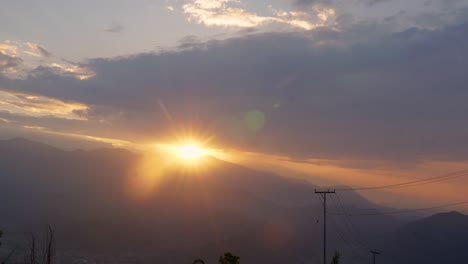 Primeros-Rayos-De-Sol-Del-Día-Detrás-De-La-Cordillera,-Tomados-En-Nepal.