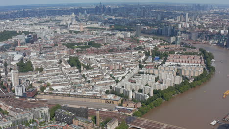 Vista-Aérea-De-Una-Gran-Urbanización-Ubicada-En-La-Orilla-Norte-Del-Río-Támesis.-Vista-Panorámica-De-La-Ciudad.-Londres,-Reino-Unido