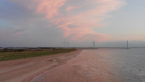 Der-Strand-Der-Insel-Neeltje-Jans,-Niederlande-Bei-Sonnenuntergang-Im-Sommer