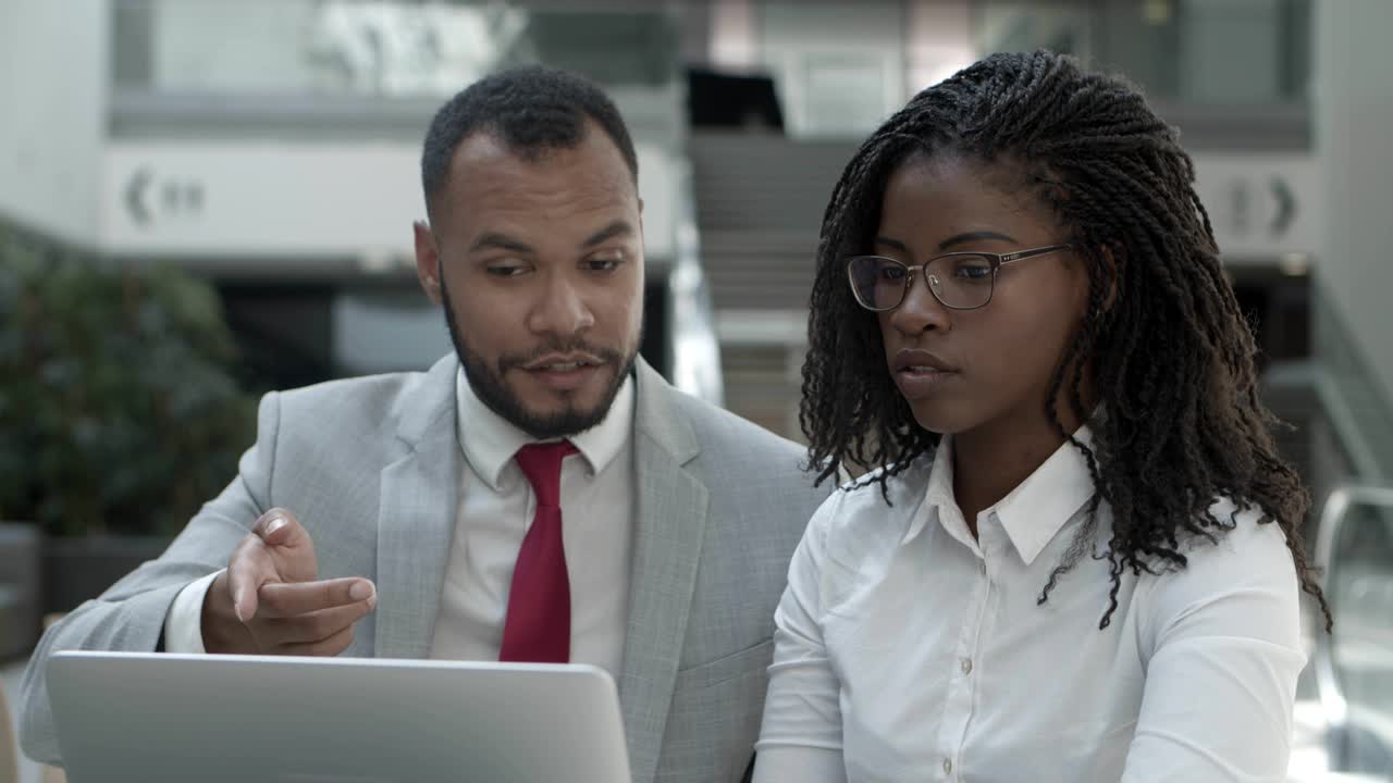 Consulenti aziendali fiduciosi che lavorano con il laptop