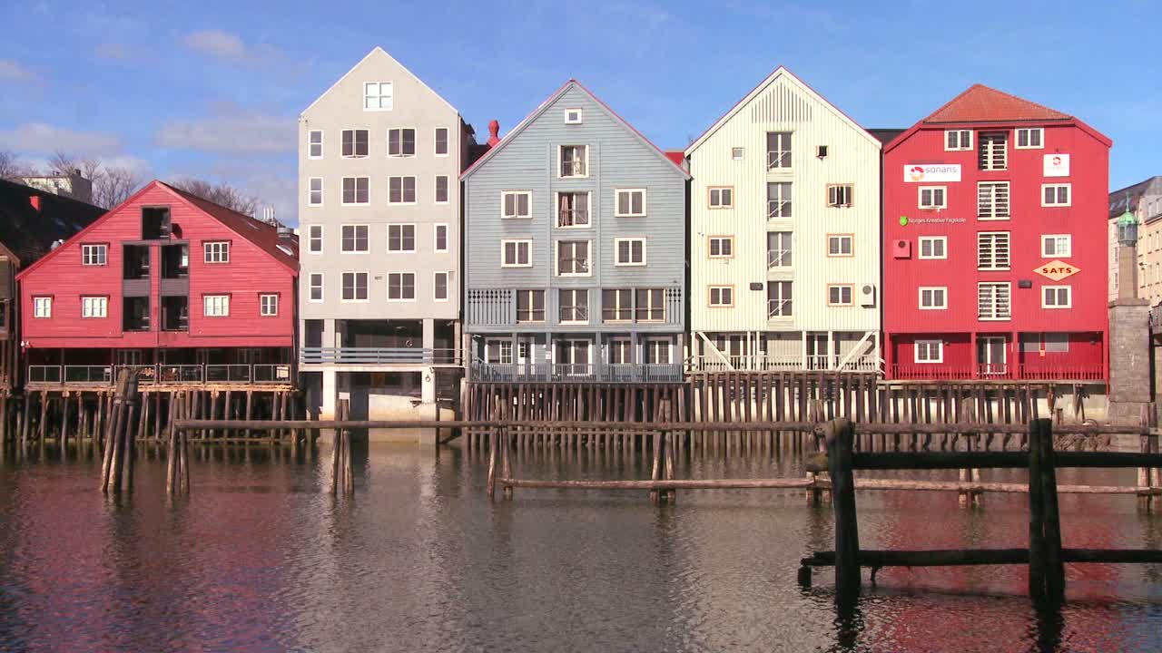 coloridos edificios de madera bordean el paseo marítimo de trondheim, noruega