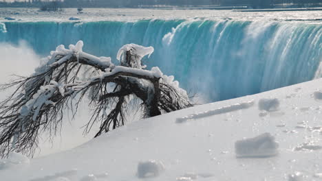 winter at niagara falls frozen with ice and snow 10