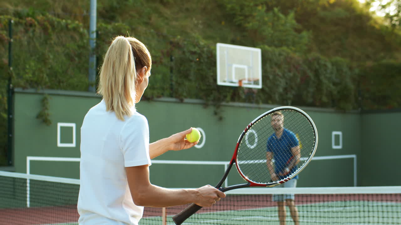 여름 4에 야외 코트에서 테니스를 치는 행복한 가족