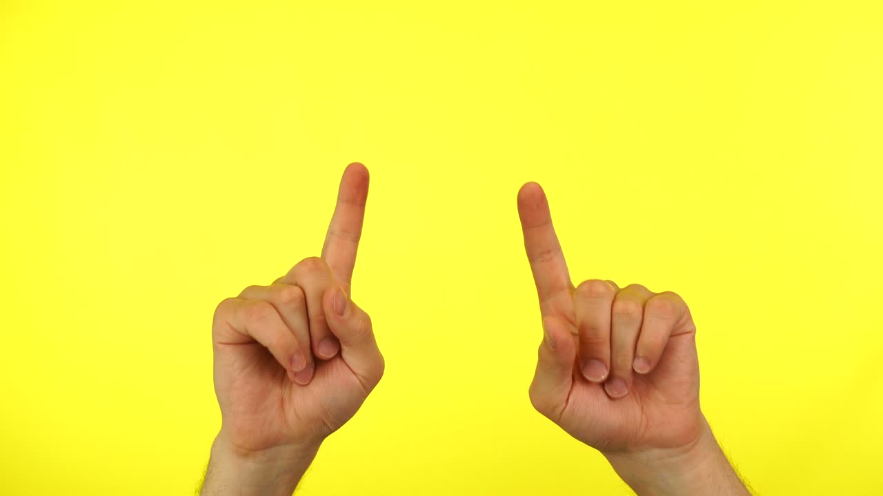 simulación de escritura de una máquina de escribir o un teclado sobre un fondo amarillo