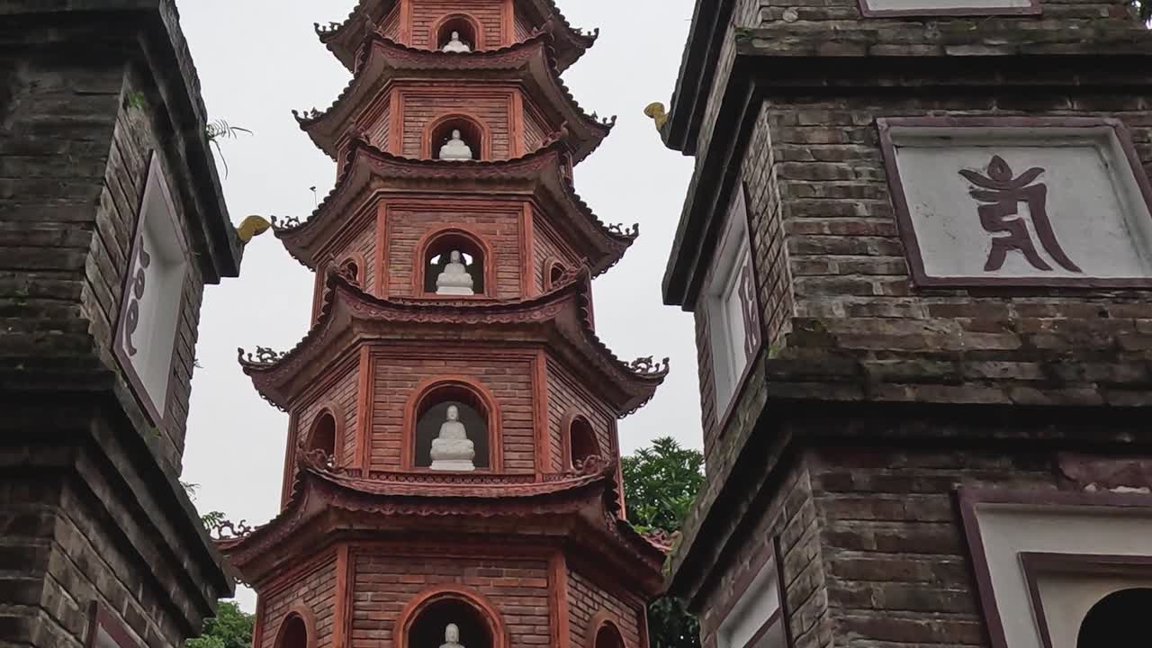 turistas caminando por una antigua estructura de pagoda