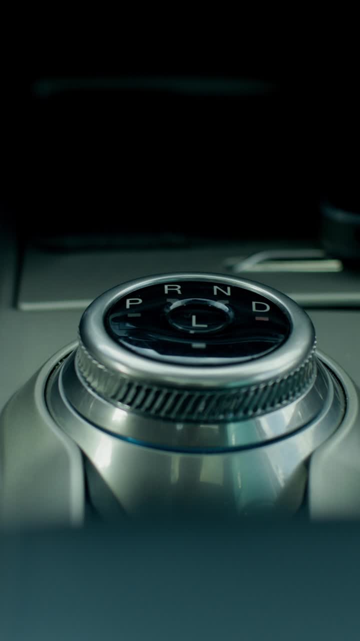 cambio de velocidad interior del automóvil y mano