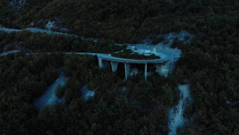 Plano-Medio-Aéreo-De-La-Carretera-De-Montaña-Después-De-La-Puesta-Del-Sol-5