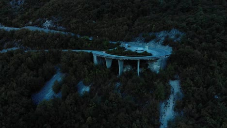 plano medio aéreo de la carretera de montaña después de la puesta del sol-5