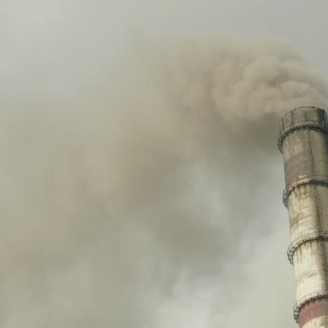 Una-Pipa-De-Una-Planta-Química-Que-Ondula-Un-Espeso-Humo-Negro-1