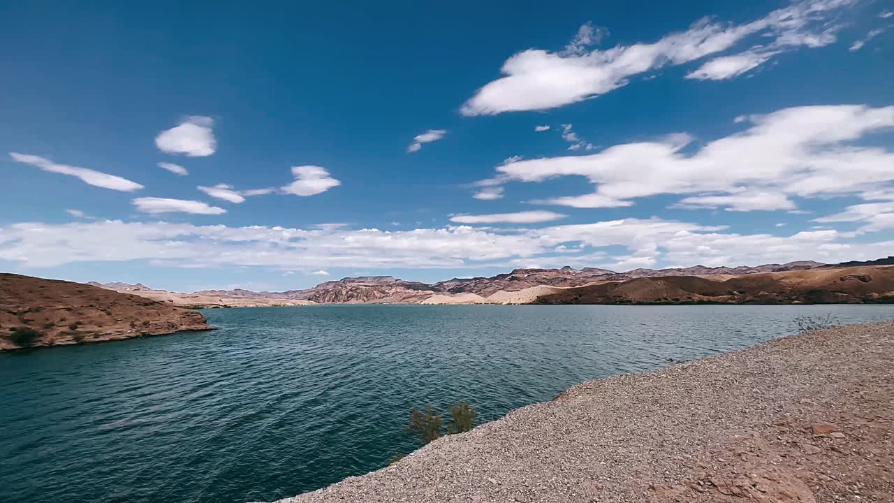 paisaje desértico con lagos y montañas