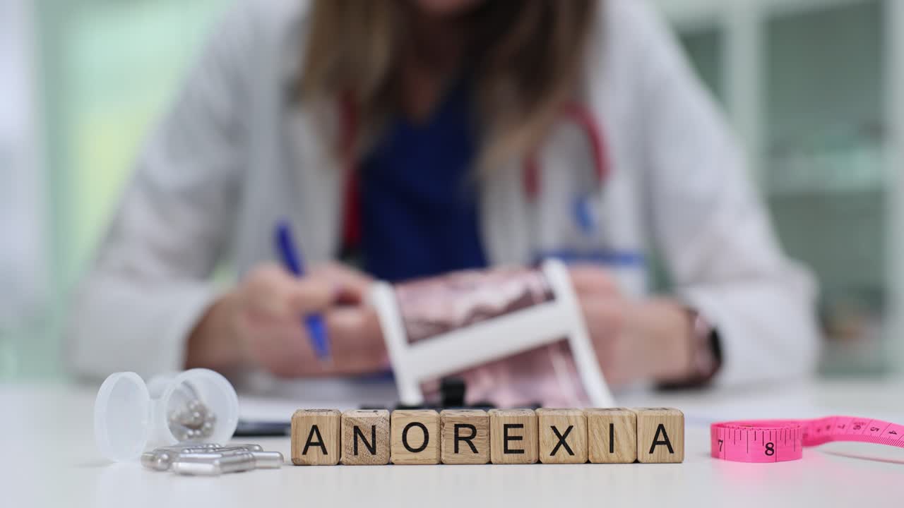 Médico(a) Examinando Caso de Anorexia com Instrumentos Médicos na Mesa