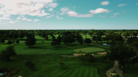 Vuelo-Bajo-De-Drones-Sobre-Un-Campo-De-Golf-Recién-Cortado-Bordeado-De-árboles-Adultos,-Northbrook,-Illinois,-Chicago