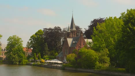 Canal-Minnewater-&quot;lago-Del-Amor&quot;-En-Brujas,-Bélgica