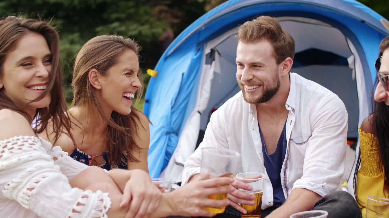 야외에서 휴식을 취하는 젊은이들의 그룹