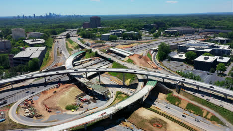 tráfico en las carreteras y autopistas de la ciudad en atlanta, ga, ee.uu. - disparo aéreo de drones