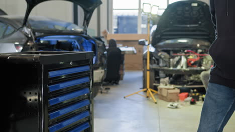 reparación de automóviles en el garaje