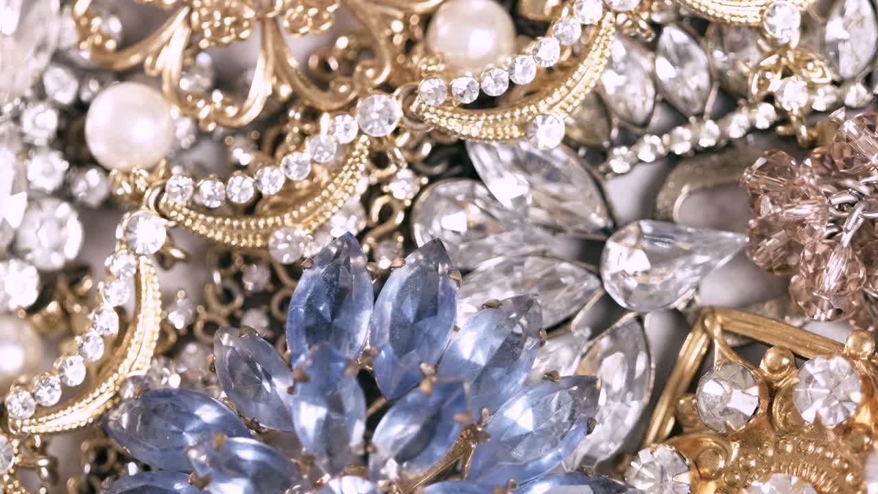 hermosas joyas de moda y vintage con piedras preciosas brillantes, perlas y diamantes para mujeres