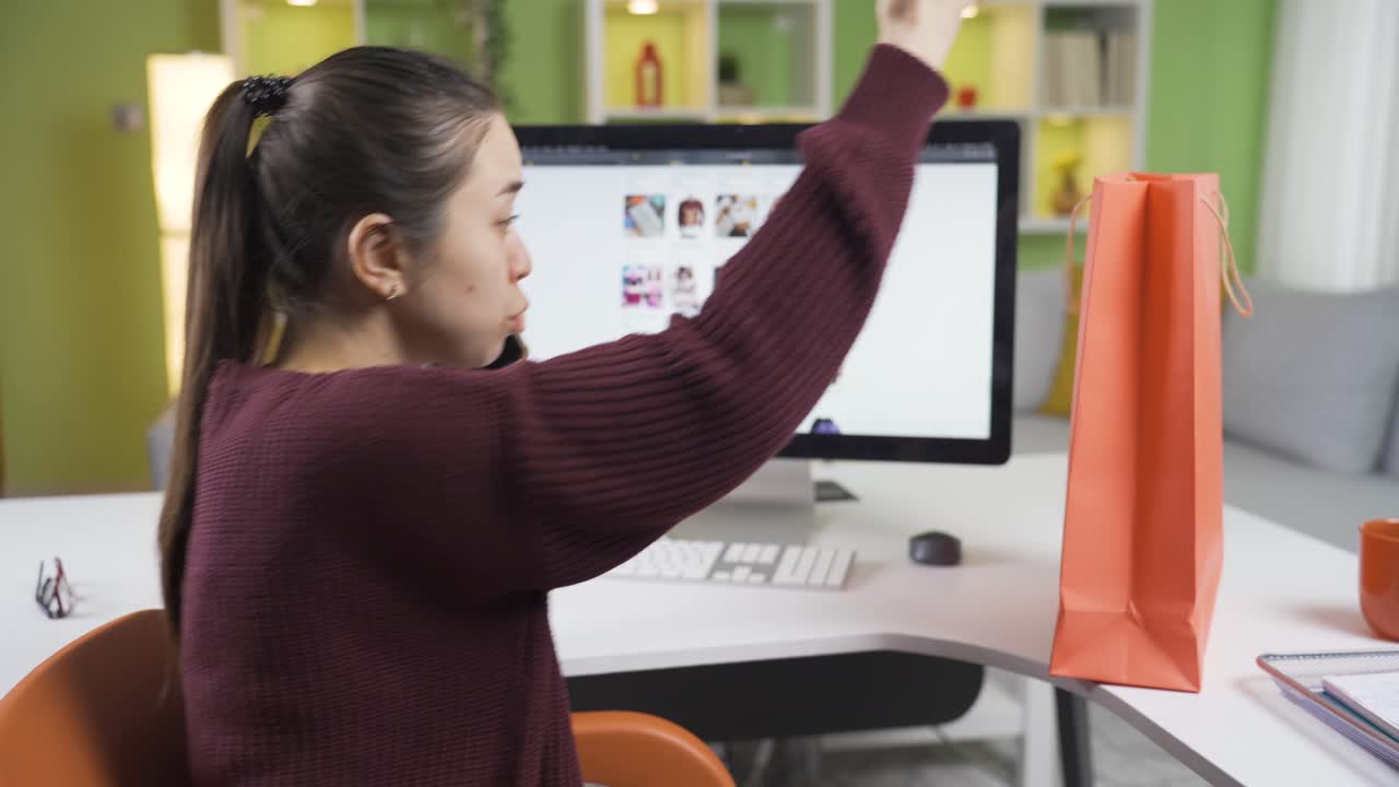 아시아 젊은 여성이 쇼핑 사이트에 잘못된 주문 불만을 제기했습니다.