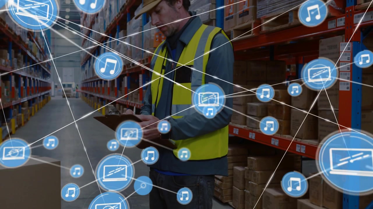 Operaio di magazzino che controlla l'inventario, animazione di icone di media digitali sopra gli scaffali