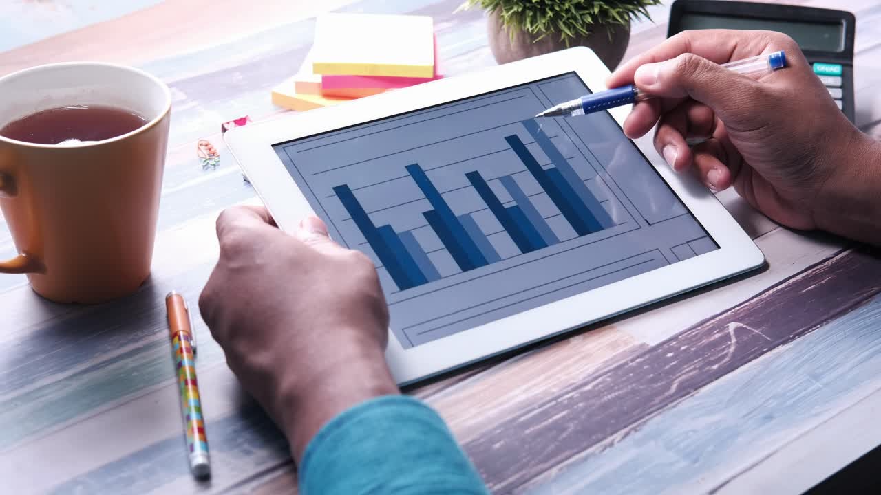 Person, der analyserer data på en tablet
