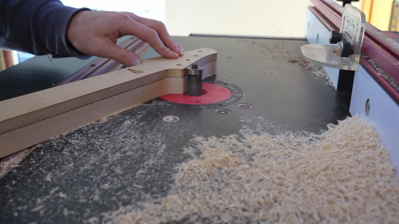 creación de un mástil de guitarra por artesano y fresadora de madera