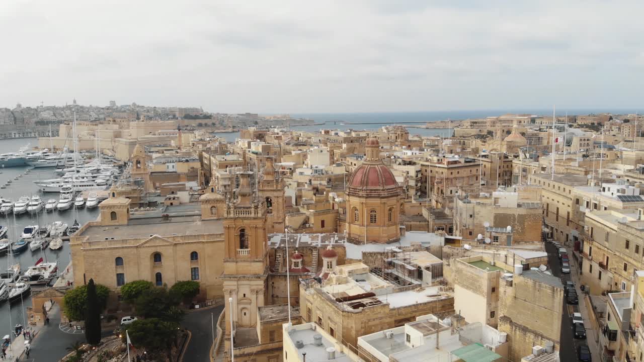 toma amplia aérea en sentido contrario a las agujas del reloj de la basílica de senglea en malta