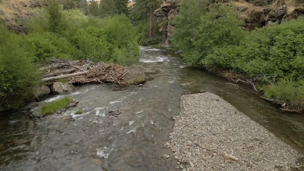 Imágenes de dron sobre Tumalo Creek en Bend, Oregón