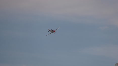 P51-Mustang,-Der-Durch-Blauen-Himmel-Fliegt